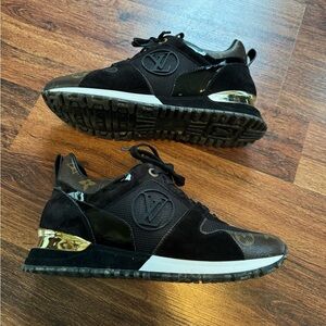 Louis Vuitton Run Away Sneakers 37